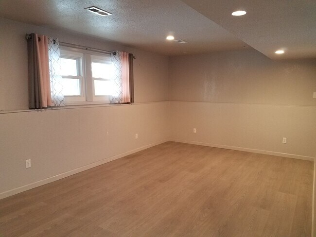 Building Photo - House For Lease