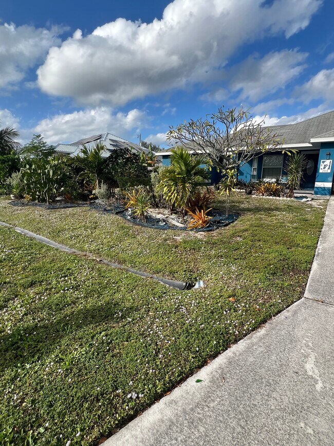 Building Photo - 701 SW Sarazen Ave