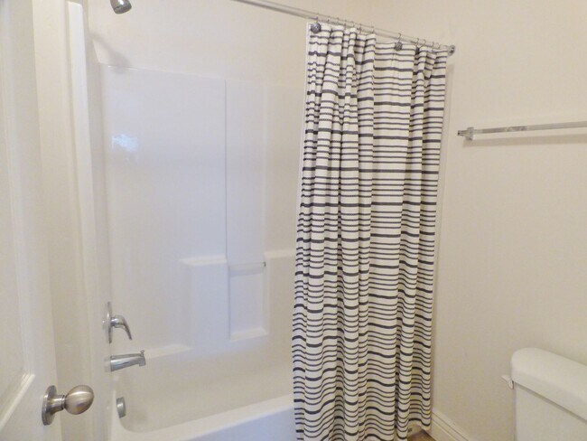 Building Photo - 3 Bd 3.5 Bath 2 Car Garage Townhome in Sandy