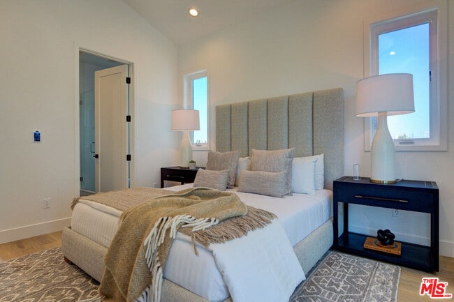 Building Photo - 6018 1/2-6018 1/2 Comey Ave