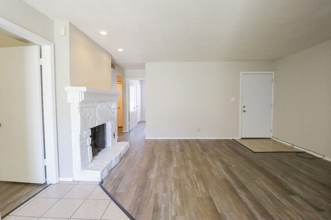 Building Photo - 2 Bed | 2 Bath in Central Tulsa!