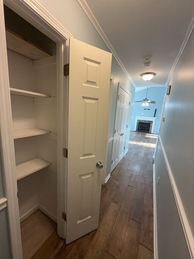 Building Photo - Justice Rd Avail for Rent!