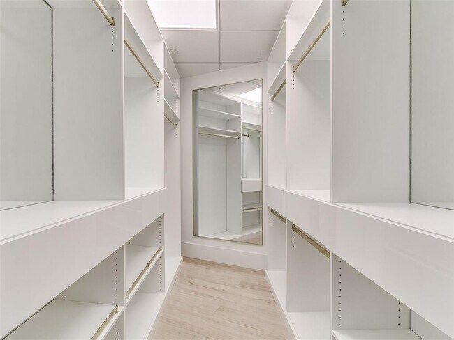 Building Photo - 5900 Mosteller Dr