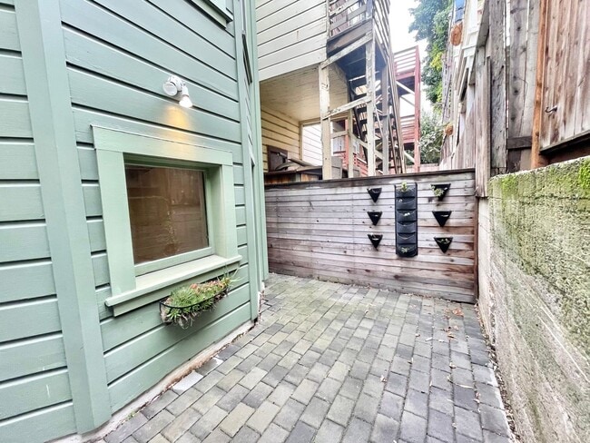 Building Photo - Mission Dolores Park Modern 2BR/1BA Deligh...
