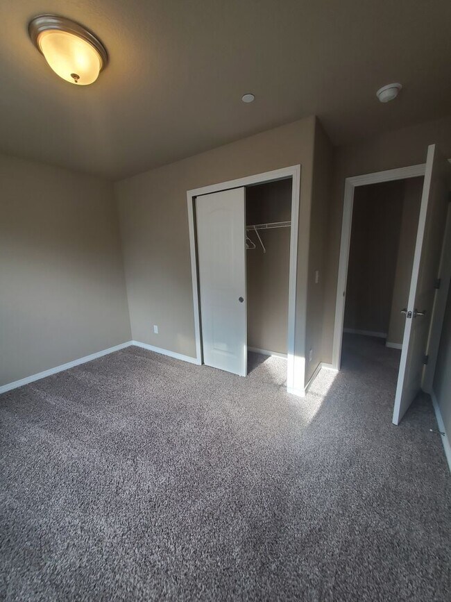 Building Photo - Updated 3 Bedroom Townhouse Across From Horsetooth Reservoir!