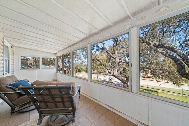 Building Photo - 2033 Lakeview Dr