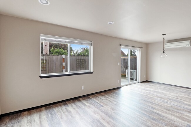 Building Photo - 3 Bed 2.5 Bath Townhome - A/C - Pet Friend...