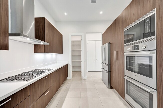 Building Photo - 5928 Brookfield Cir