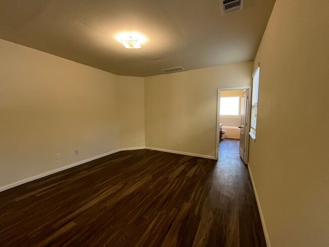 Building Photo - Move-in ready Charming 4-Bed, 2.5-Bath Hom...