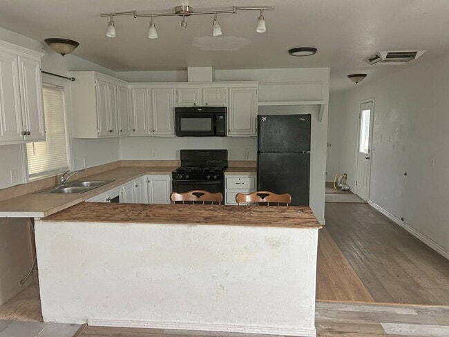 Building Photo - 20480 River Valley Dr