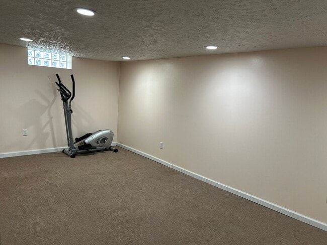 Building Photo - Spacious Colonial For Rent in Lyndhurst