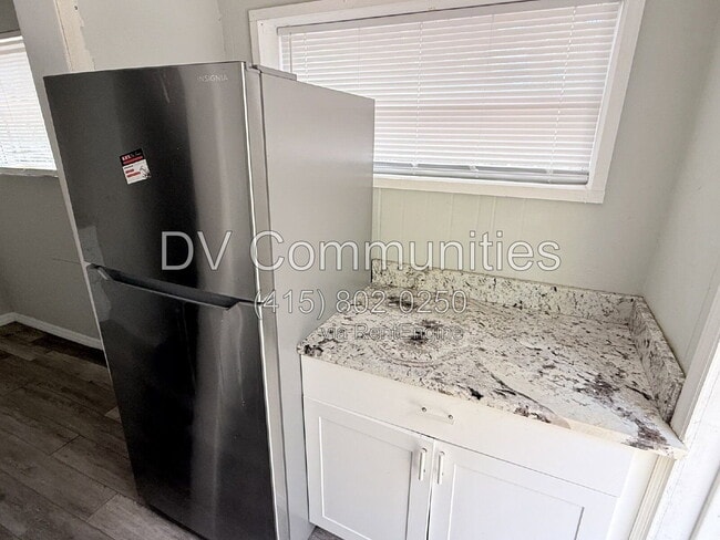 Building Photo - 1426 10th St W