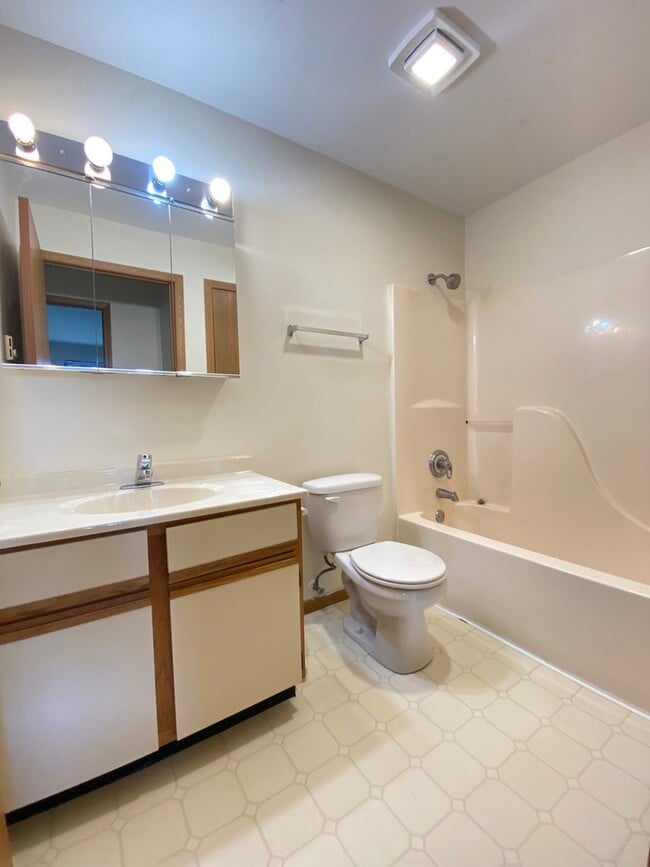 Building Photo - 1352 Cunat Ct