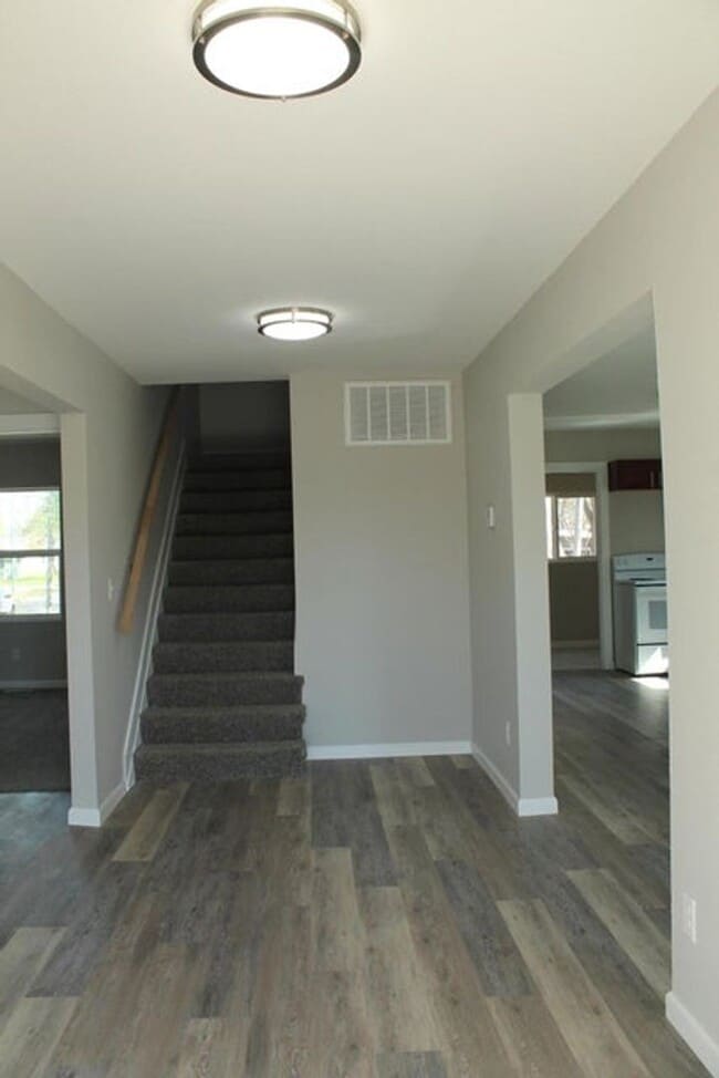 Building Photo - Modern Charm Meets Prime Location!