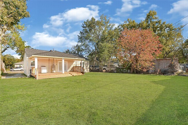 Building Photo - 5518 Sweetbriar St