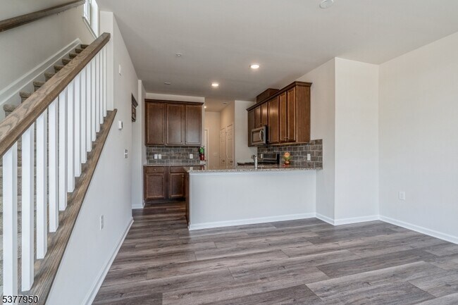 Building Photo - 27 S Davenport St
