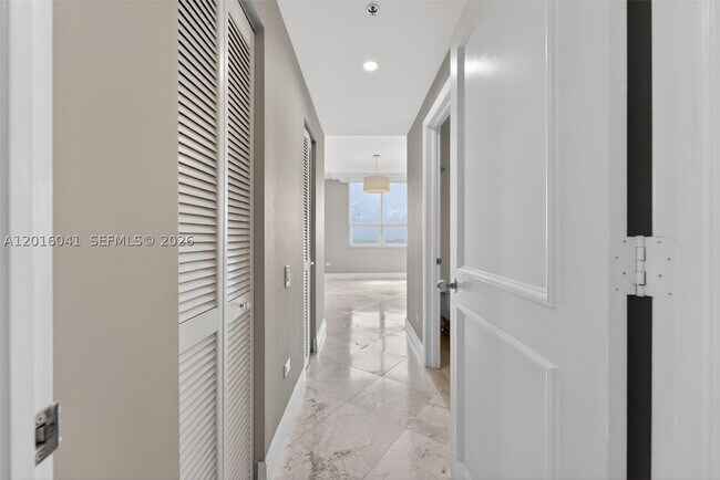 Building Photo - 808 Brickell Key Dr