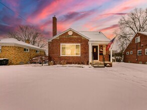 Building Photo - AVAILABLE NOW! Spacious 4-Bed Gem in the Heart of Clawson!