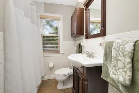 Building Photo - Charming 3-Bed Gem withHardwood Floors in Saint Louis Park!