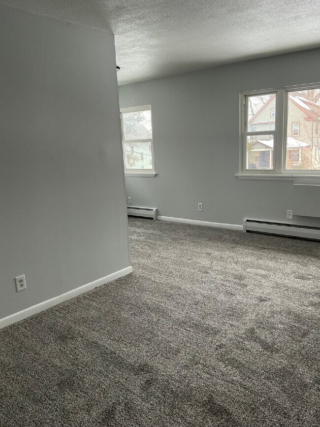 Building Photo - Spacious One-Bedroom unit on Pullman Ave!