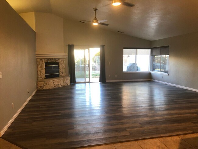 Building Photo - 3 bedroom 2 bathroom Home in Silver Lakes!...