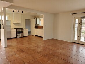 Building Photo - 3 bed/3 bath + LARGE BONUS ROOM and YARD for Assisted Living/Sober Living/Detox/Rehab Facility.