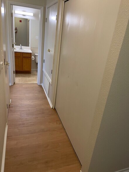 Hall Bathroom - 565 Peerless Way