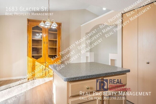 Building Photo - 1683 Glacier St