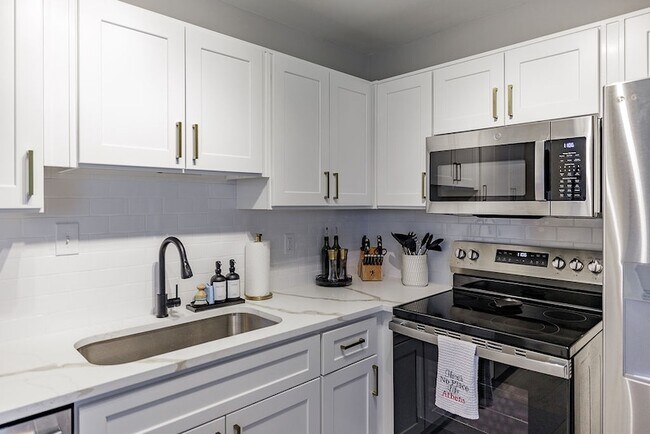 Building Photo - 2165 S Milledge Ave