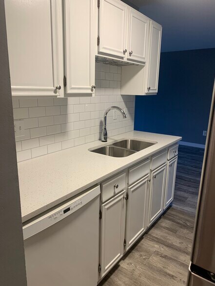 Quartz countertops - 4820 Park Commons Dr