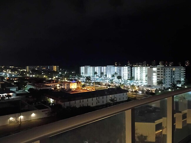 Building Photo - 220 Lake Shore Dr