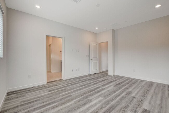 Building Photo - Spacious 3-Bed Summerlin Home with Den, Lo...