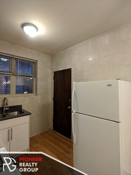 Building Photo - 4237 N Paulina St