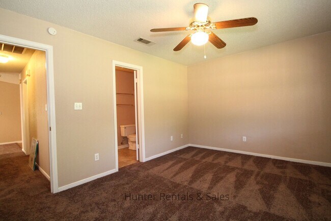 Building Photo - Delightful Duplex!