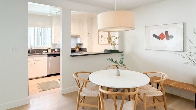 Building Photo - Townhouse Aparts