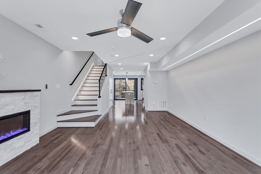 Building Photo - 909 I St NE