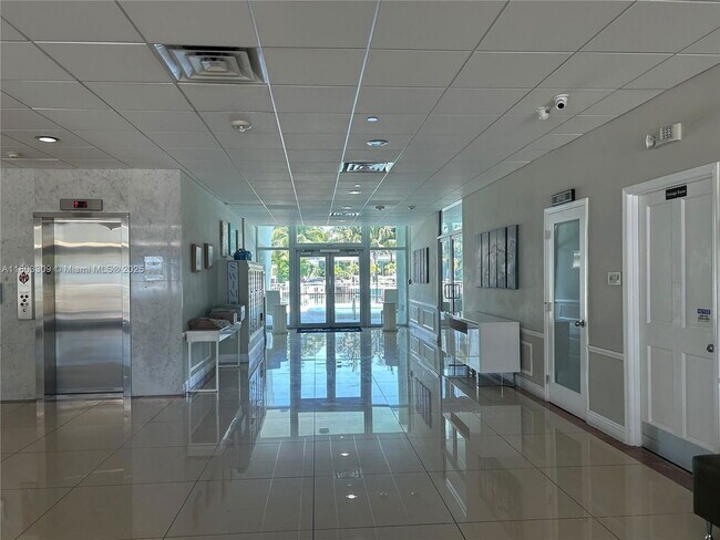 Building Photo - 9500 W Bay Harbor Dr