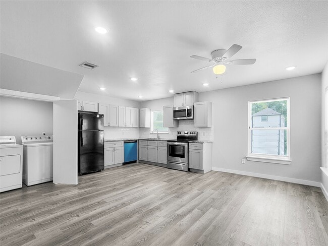 Building Photo - 8217 Crestview Dr