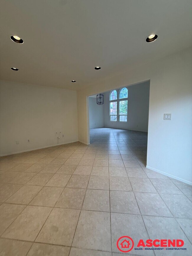 Building Photo - Spacious 4 Bed / 3 Bath Home in Haggin Oaks!