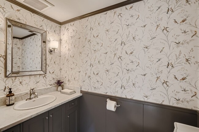 Building Photo - Queen Anne Home