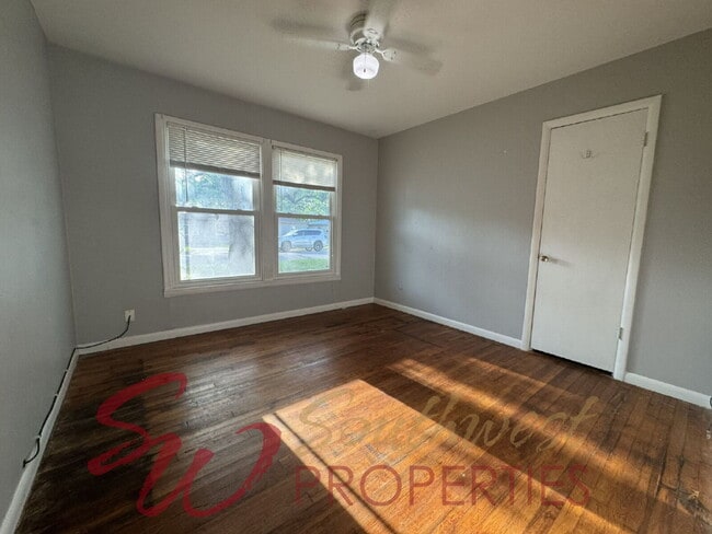 Building Photo - 3 bedroom 1 bath with large bedrooms! Easy walk to campus!