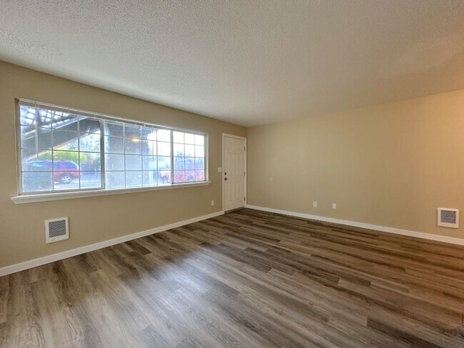 Interior Photo - Washington Oaks
