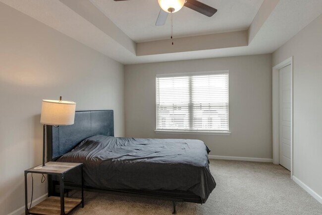 Building Photo - 4327 Doral Dr
