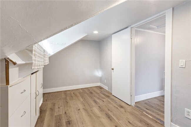 Building Photo - 41 Oak St