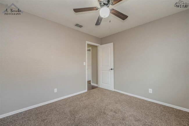 Building Photo - 509 W Coleman Ave