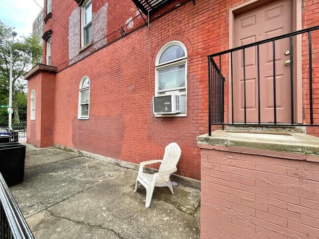 Building Photo - 415 1st St