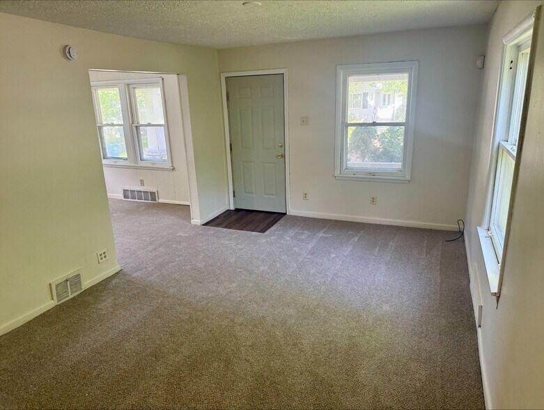 Building Photo - 1215 Pondview Ave
