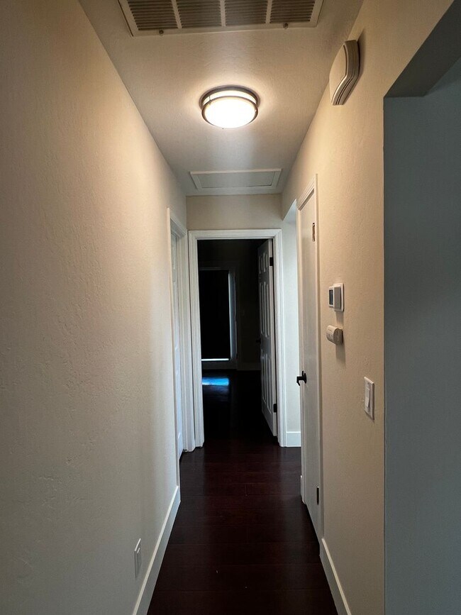 Building Photo - Remodeled Single Story 3 Bedroom/2 Bathroo...