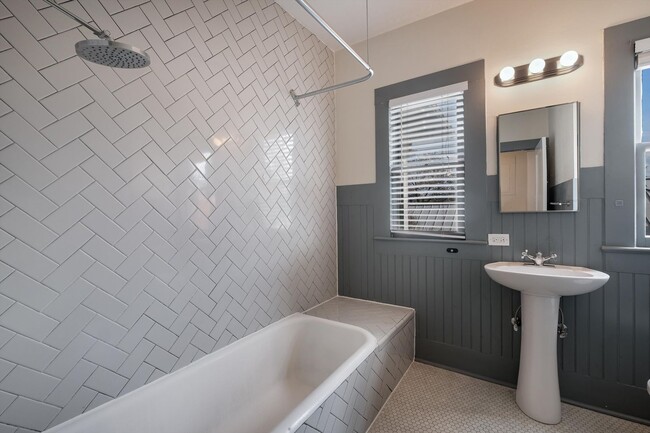 Building Photo - Modern Duplex in Monte Vista!