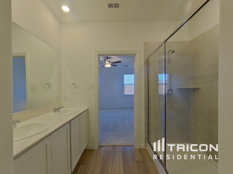 Building Photo - 509 Macdonald Wy